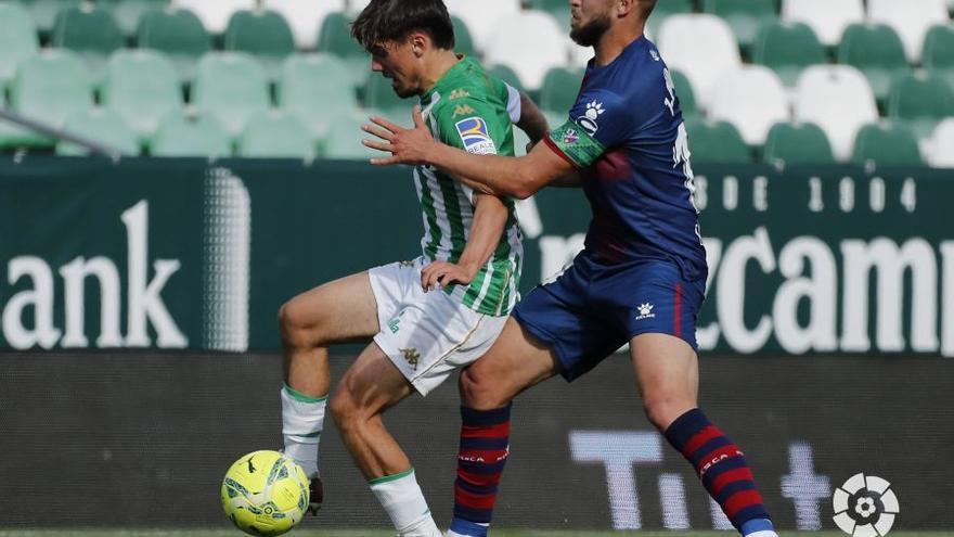 Pulido, a la derecha, impide que Rodri, del Betis, se dé la vuelta.