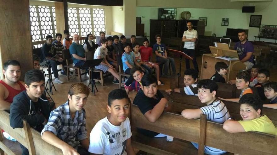 Los escolanos, ayer, antes de iniciar un ensayo en Covadonga.