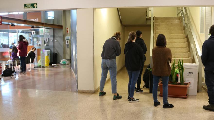 Un grup de membres del Sindicat d&#039;Estudiants dels Països Catalans barren els accessos a l&#039;interior de l&#039;edifici del Rectorat de la UAB