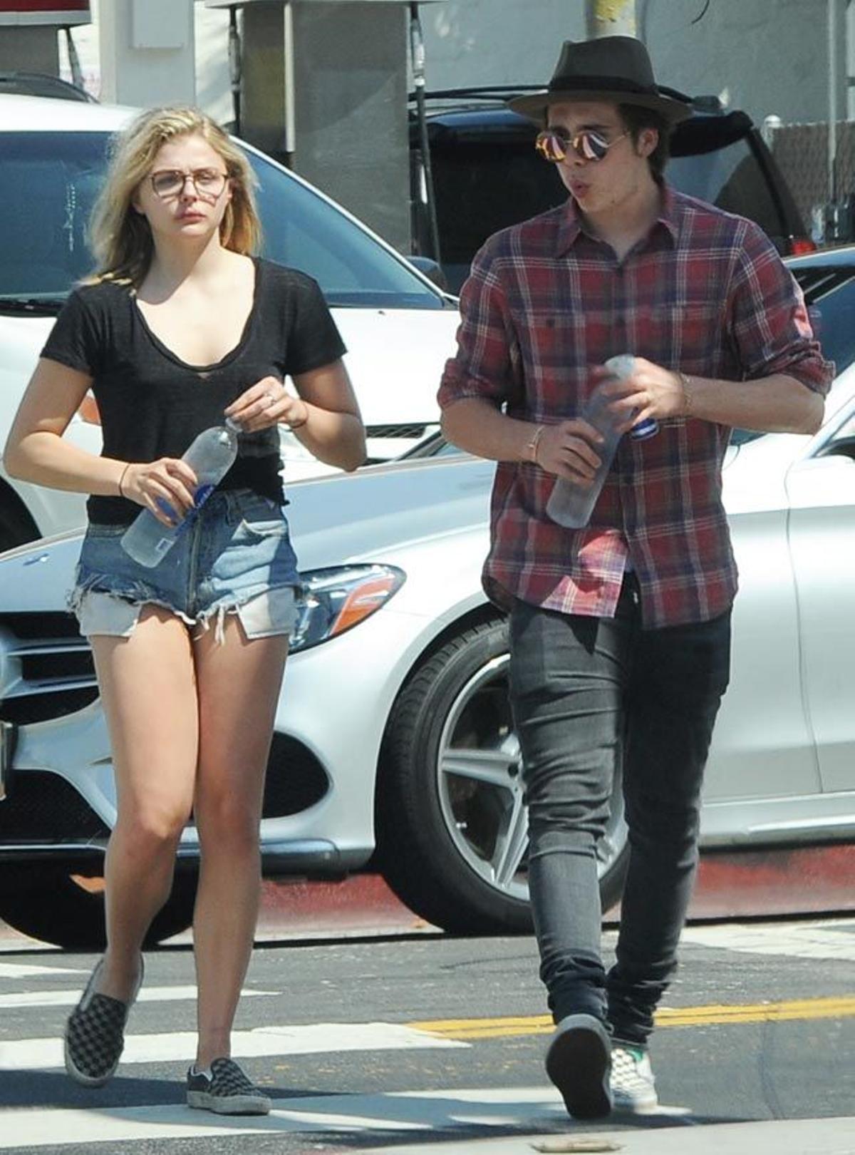 Chloe Moretz y Brooklyn Beckham, con botellas de agua durante su paseo