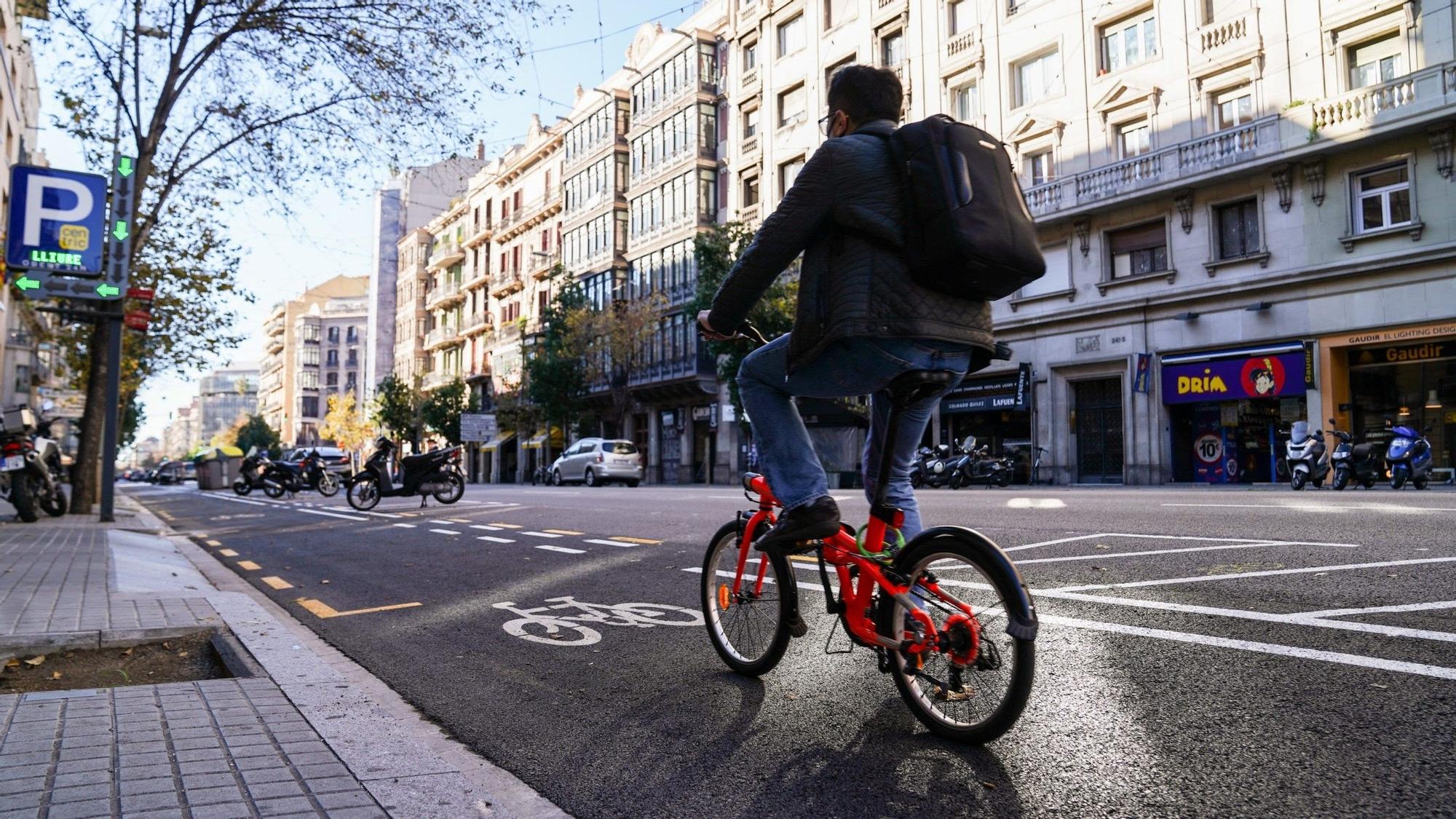 Nuevo carril bici de la calle de Aragó.