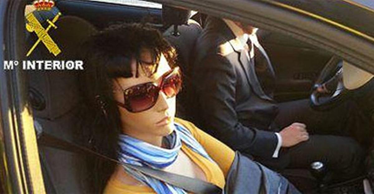 Imatge en què es veu el maniquí que viatjava de copilot en el vehicle infractor.