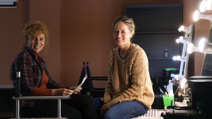 Las actrices María Vázquez y Marta Larralde, ayer, en el set de maquillaje instalado en la sede social de Afundación
