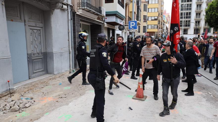 Tensión y altercados en la manifestación de La Cosa Nostra en Castelló