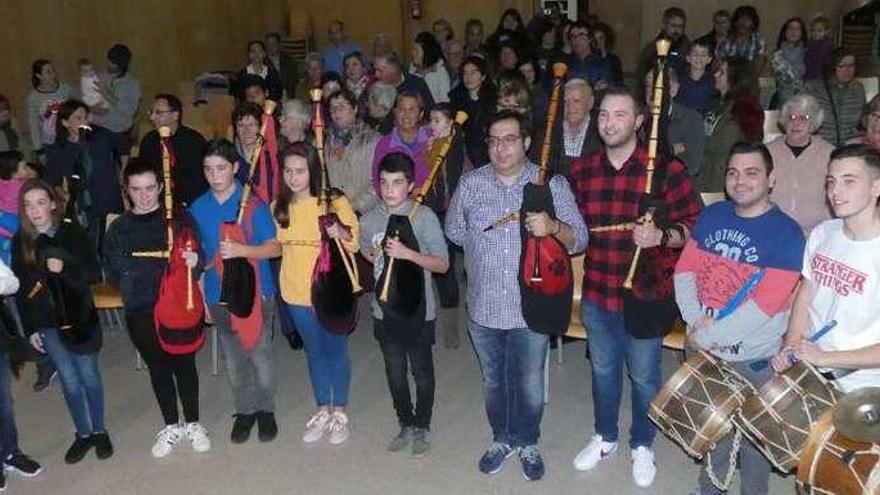 Los miembros de la Banda de Gaitas de Onís, ante el público que acudió ayer a su presentación.