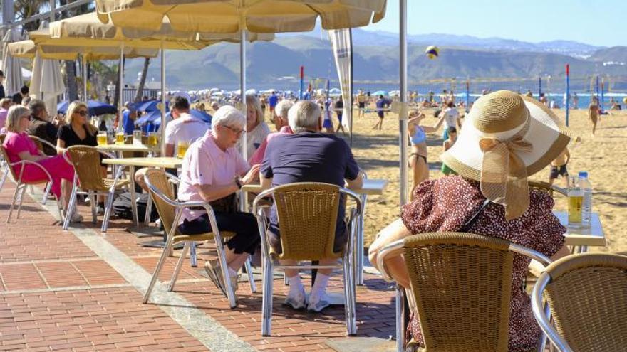 Turistas consumiendo en terrazas en la playa de Las Canteras, en la capital grancanaria. | | ANDRÉS CRUZ