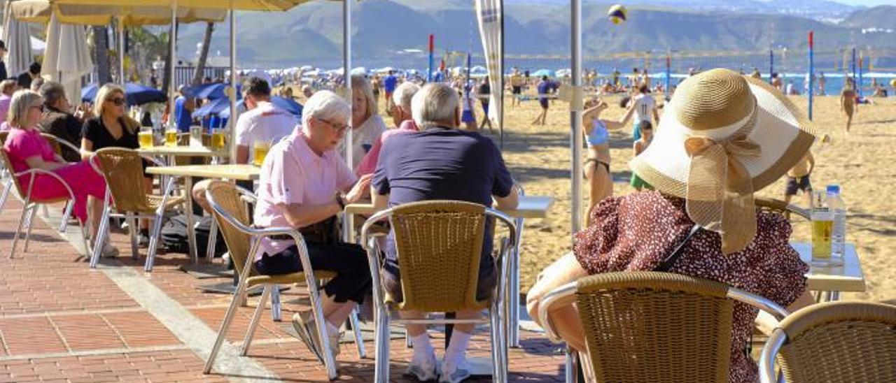 Turistas consumiendo en terrazas en la playa de Las Canteras, en la capital grancanaria.