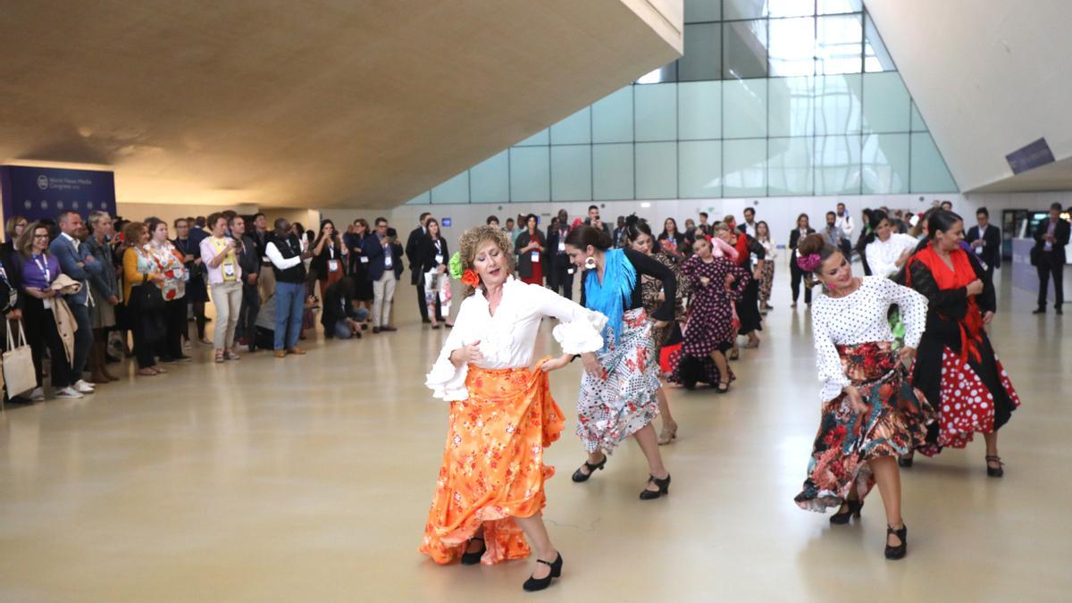 Unas bailaoras de flamenco, delante de los asistentes al Congreso Mundial de Medios.