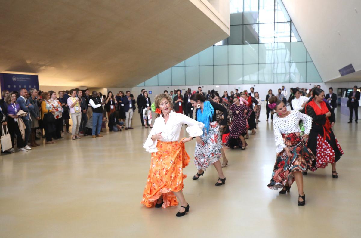 Unas bailaoras de flamenco, delante de los asistentes al Congreso Mundial de Medios.