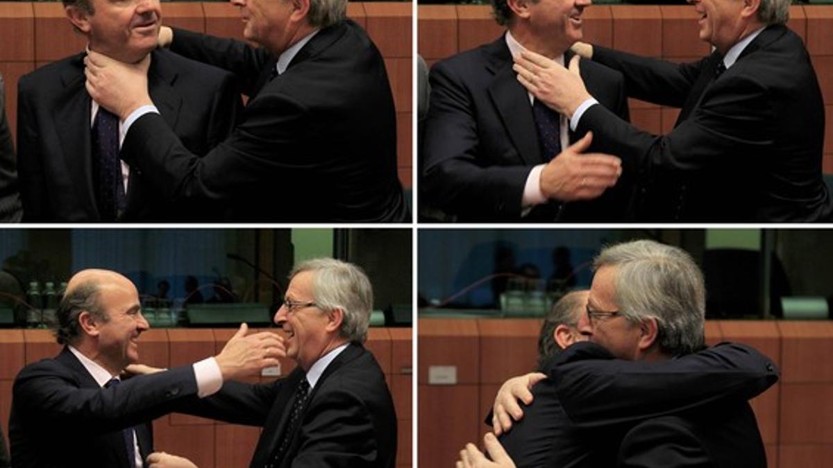 Secuencia de la particular forma en que Juncker (derecha) ha saludado a Guindos en la reunión del Eurogrupo.