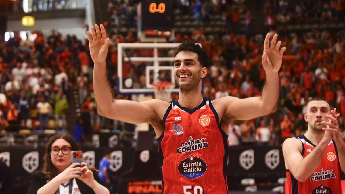 Jacobo Díaz saluda a la afición naranja al final del partido en el Coliseum.