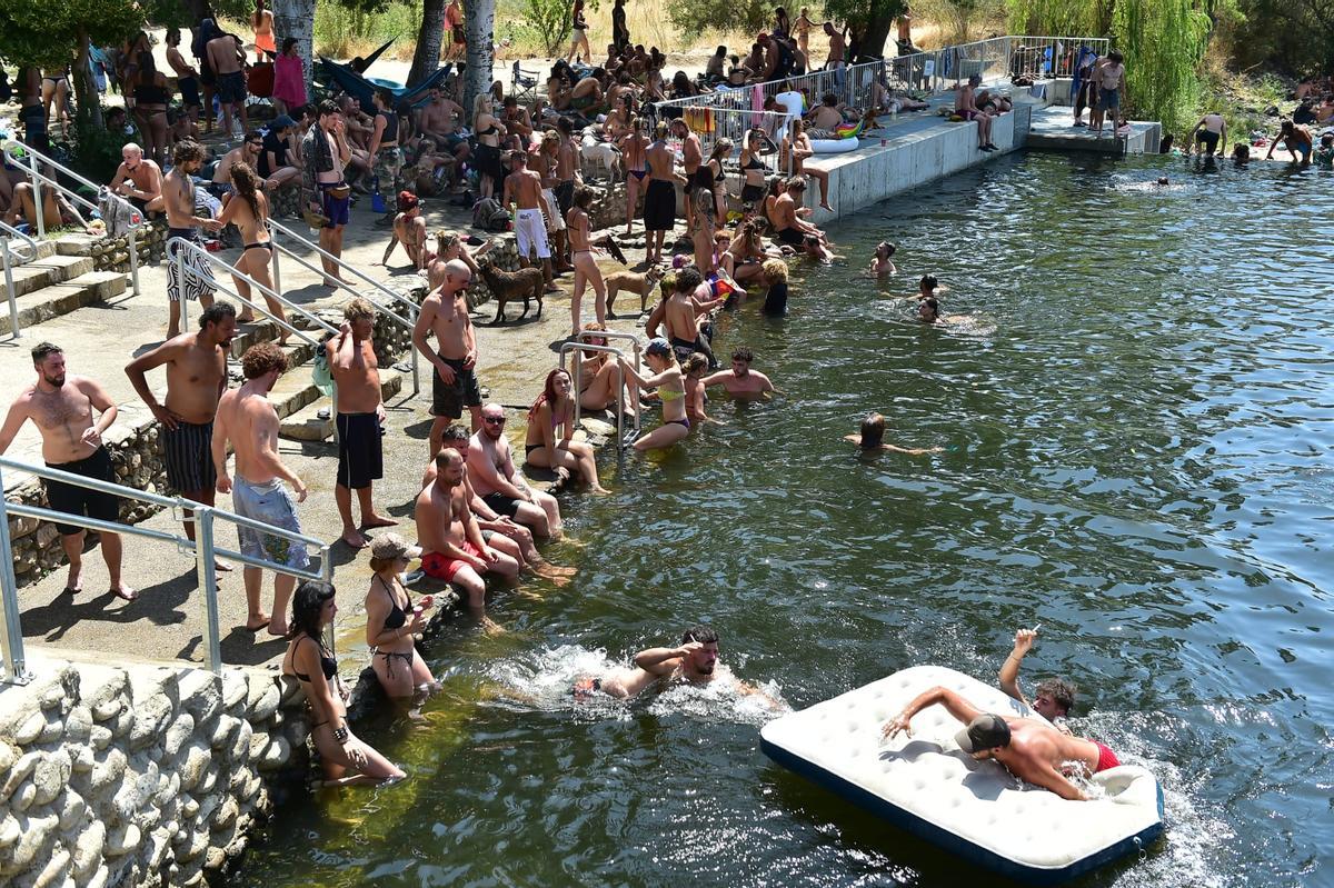 Fotogalería | Las imágenes de la macrofiesta ilegal en la Granja de este lunes