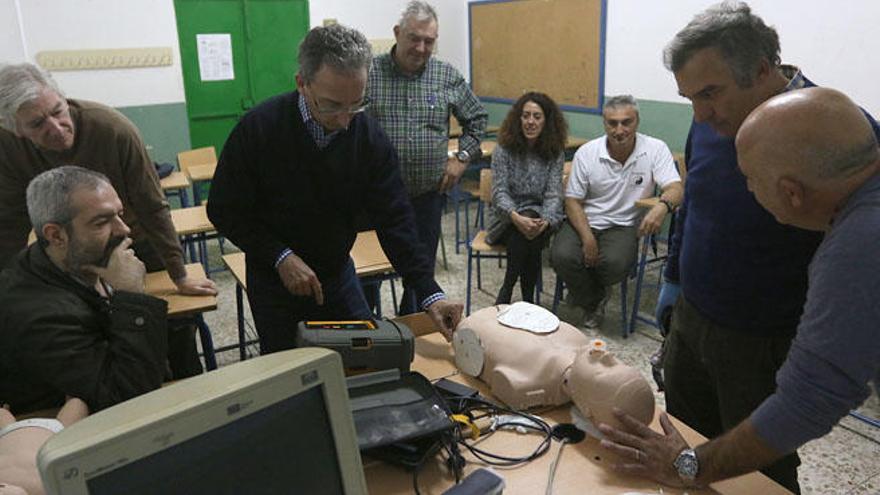 Los profesores del Jesús Marín reciben clases para aprender a usar el desfibrilador.