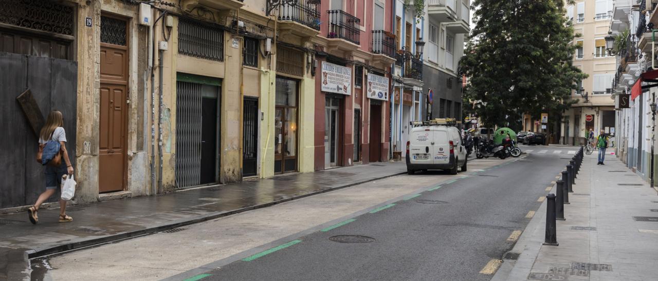 Una calle pintada de verde en Russafa y completamente vacía.