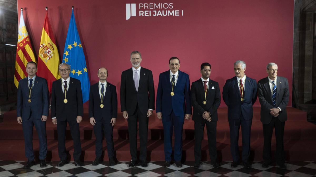 Los premiados, el pasado viernes, con el rey.