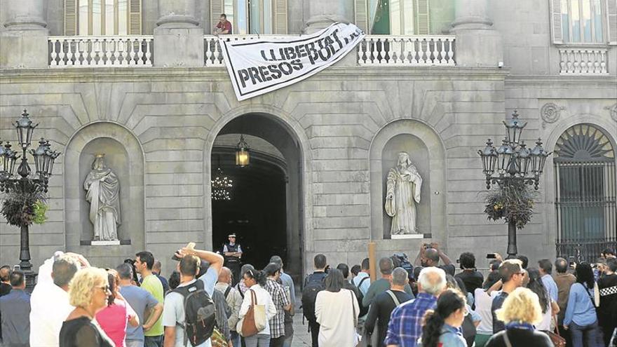 La junta electoral retira una pancarta “partidista”