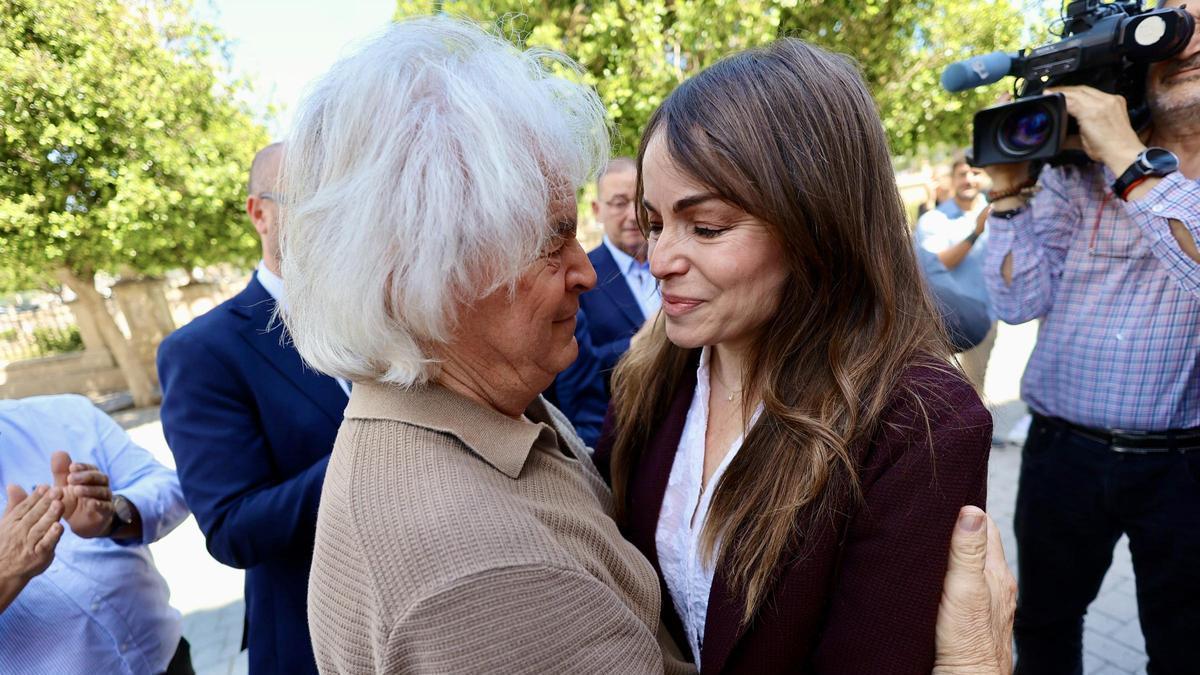 La alcaldesa en funciones Rebeca Pérez abraza a su padre, Ángel Pérez Martínez ‘El Puma’, presidente de la Junta Municipal de El Esparragal desde 1995.