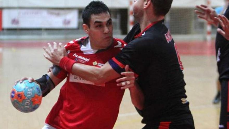 Cacheda, frenado por la defensa del Huesca, en el partido de la primera vuelta. // R. Grobas