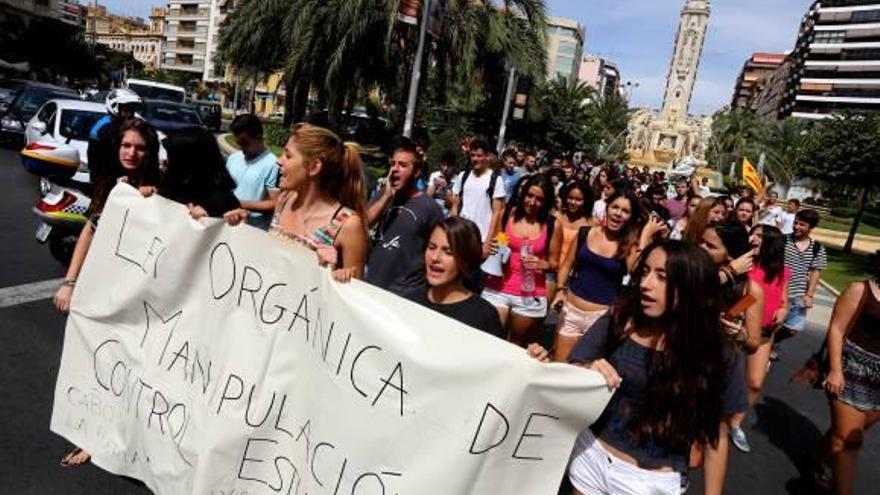 Los estudiantes de Bachillerato recorrieron las calles desde Luceros hasta la sede del Consell