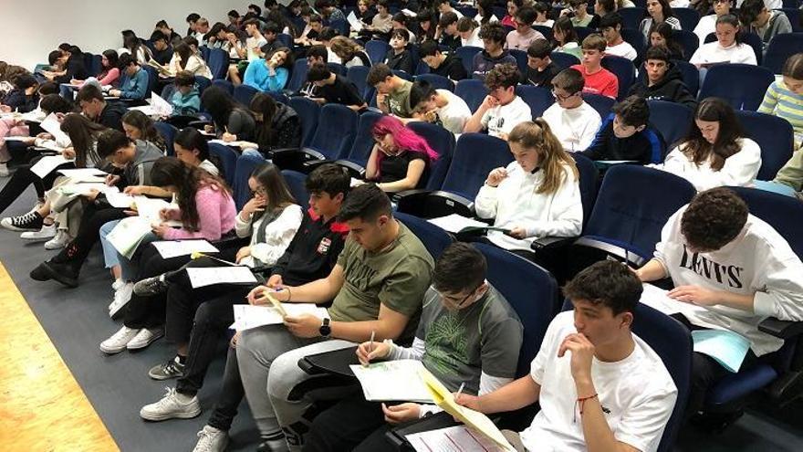 Cerca de un millar de estudiantes participan en la Prueba Canguro en la Universidad de Alicante