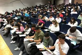 Cerca de un millar de estudiantes participan en la Prueba Canguro en la Universidad de Alicante