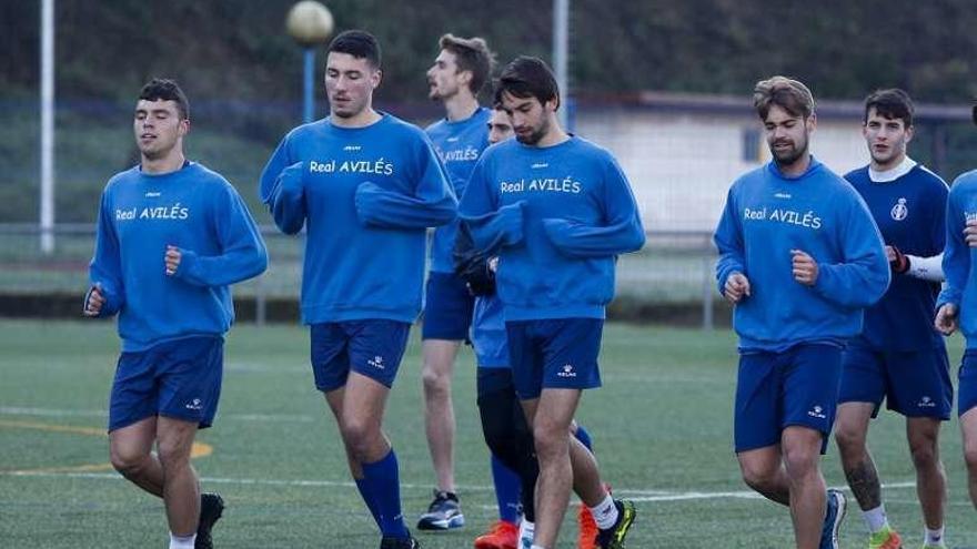 Desde la derecha, Domínguez (fuera del club), Santa, Expósito y el juvenil Barra, y detrás Thomas, entrenando en La Toba.