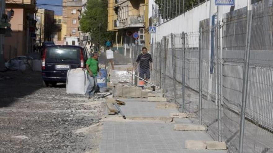 El mal estado del colector ralentiza las obras en el acceso al Martínez Bellver