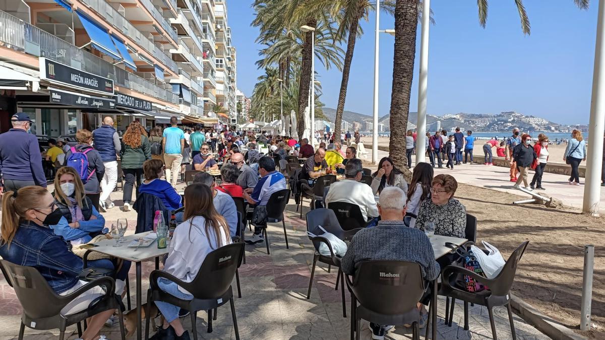 Una terraza del paseo marítimo de Cullera en una imagen de archivo.