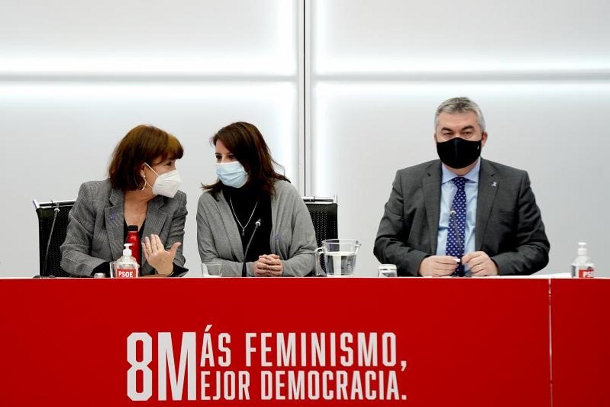 Adriana Lastra (c), ya ex vicesecretaria general del PSOE; Cristina Narbona (i), presidenta del partido, y Santos Cerdán, secretario de Organización, durante la reunión de la ejecutiva federal del PSOE del pasado 7 de marzo de 2022, en Ferraz.