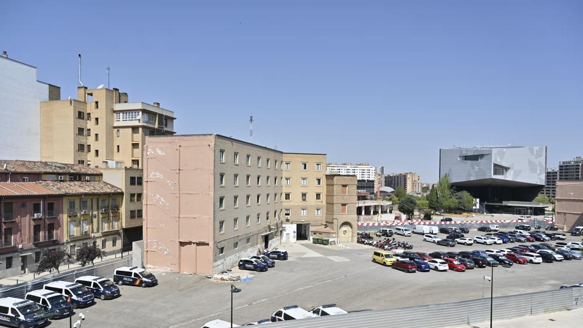 Suelos del antiguo cuartel de Mayandía, ya demolido y convertido en parking de vehículos de la Policía Nacional, ayer..