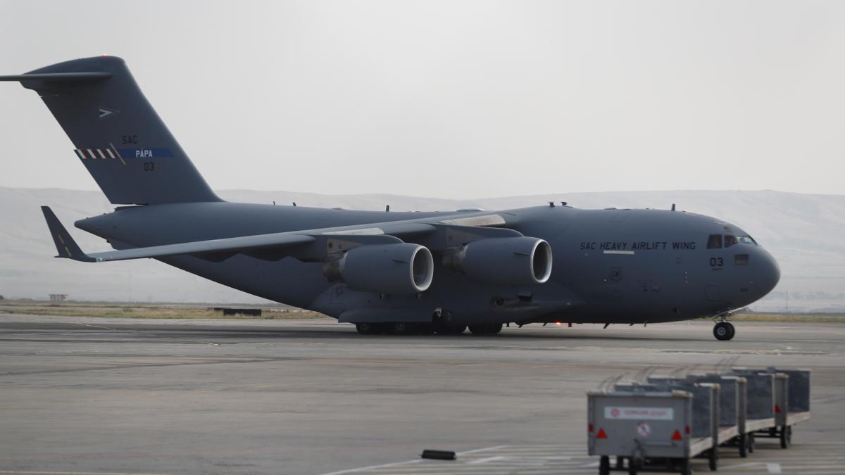 Un avión militar de transporte.