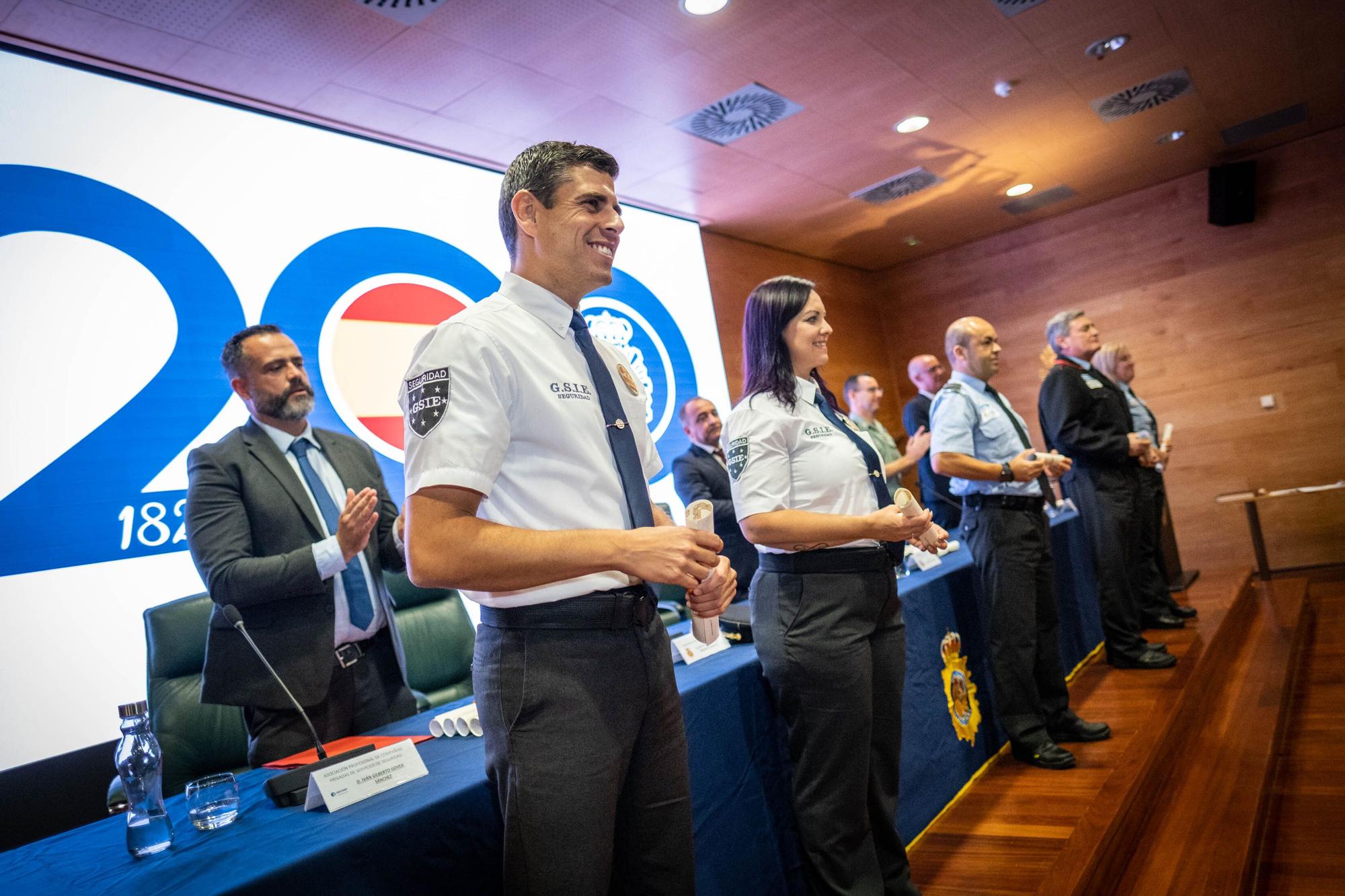 Entrega de distinciones a vigilantes de seguridad por la Policía Nacional