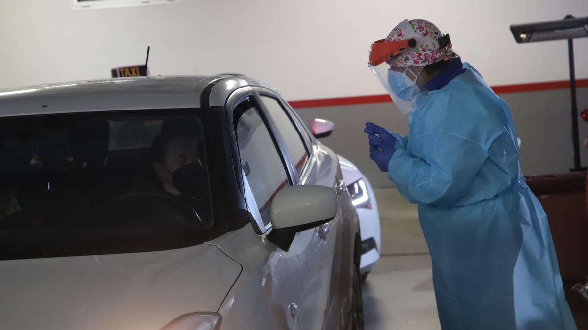 Realización de una prueba PCR en el Autocovid del centro Carlos Castilla del Pino.