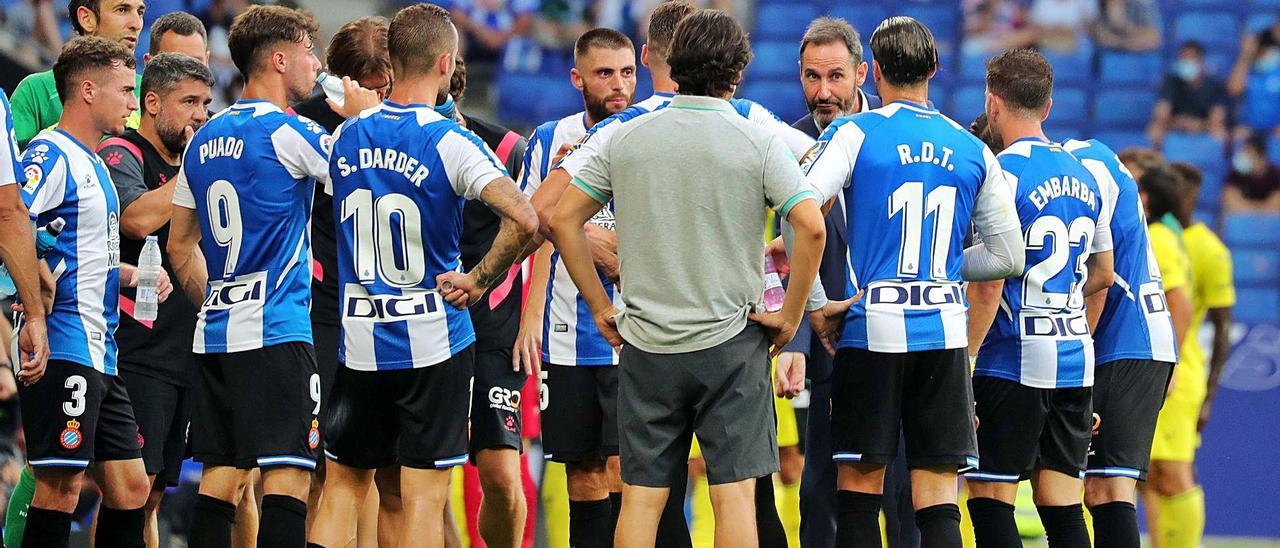 Vicente Moreno da instrucciones a sus jugadores durante el partido ante el Villarreal. |