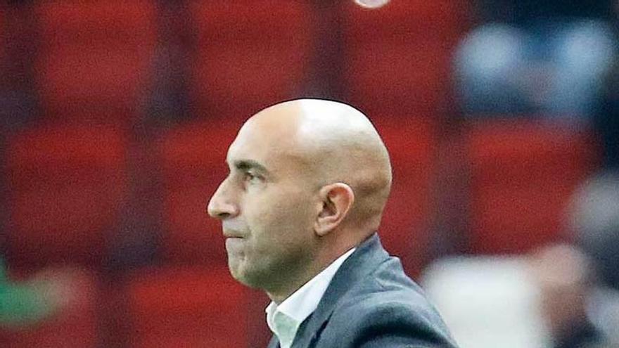 Abelardo sigue el encuentro de ayer desde la banda.