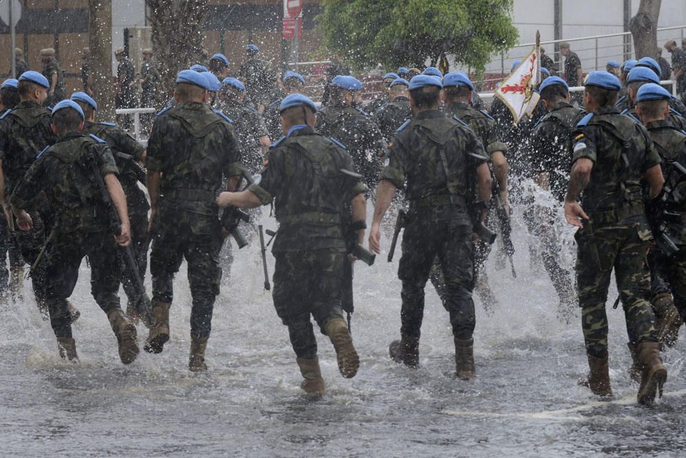 Despedida de la Brigada Líbano bajo la lluvia