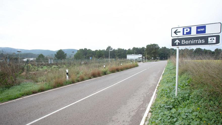 A la izquierda, los terrenos de la deixalleria, entre el ‘trull’ y el ‘parking’ de Benirràs.