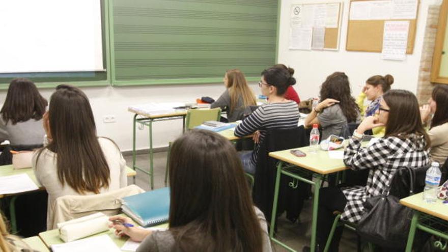 Estudiantes se preparan para oposiciones en una academia de Murcia, en una foto de archivo.