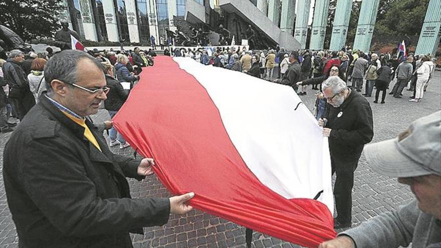 Bruselas sancionará a Polonia por su severa reforma judicial