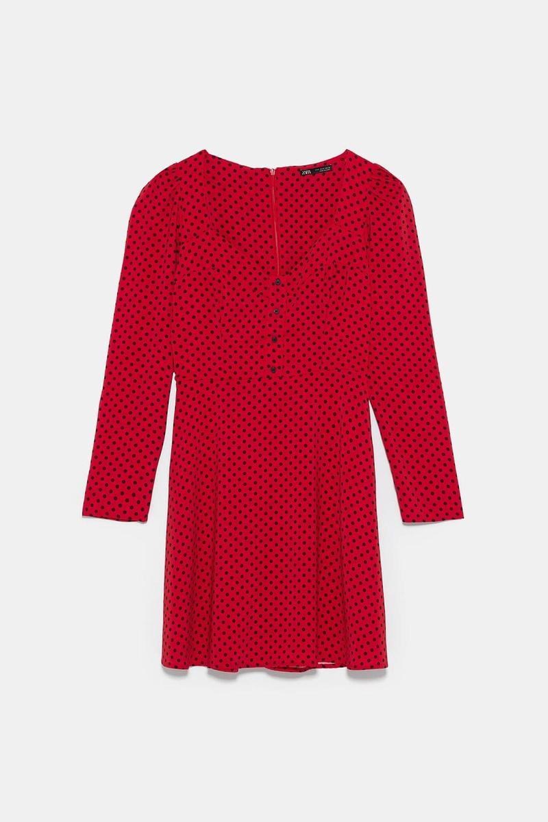 Vestido rojo con lunares negros de Zara. (Precio: 29, 95 euros)