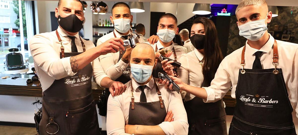 Neftalí Martín, ayer, junto a algunos de los compañeros que también se han rapado para solidarizarse con él