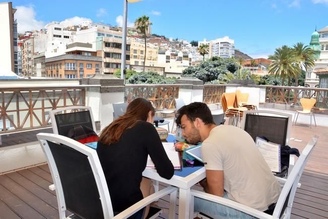 ESTUDIANTES BACHILLERATO PREPARANDO LA PAU