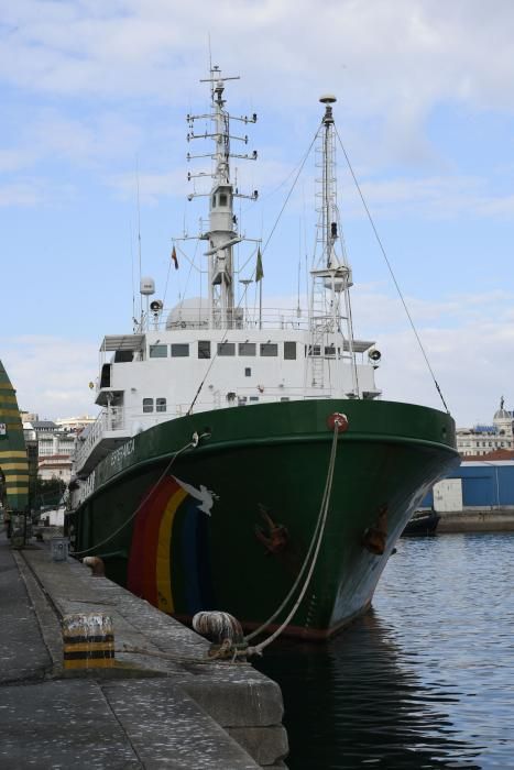 La organización ecologista atraca su barco 'Esperanza', en A Coruña, donde permanecerá atracado unos días para iniciar un recorrido por el Cantábrico bajo el lema 'Misión salvar el clima'.