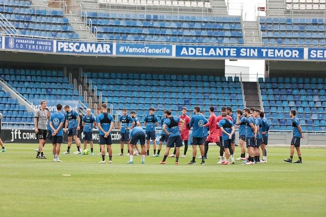 Entrenamiento del CD Tenerife a puerta abierta en el Heliodoro Rodríguez López