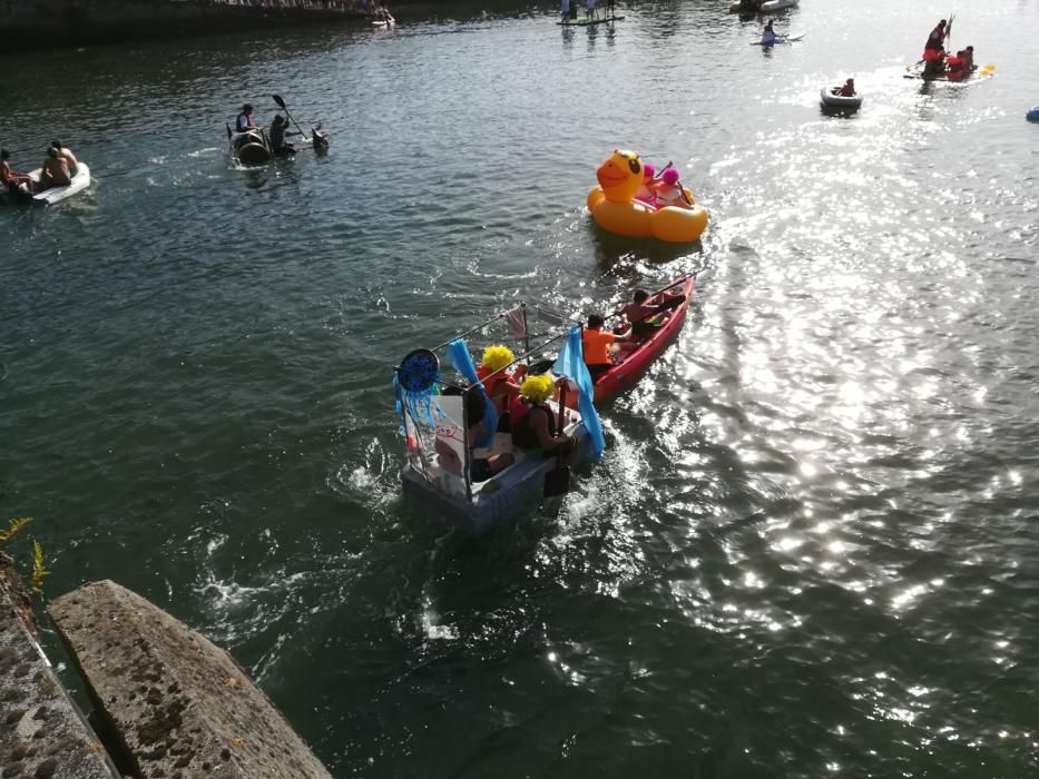 Decenas de embarcaciones improvisadas participan en la carrera "Flota como poidas"