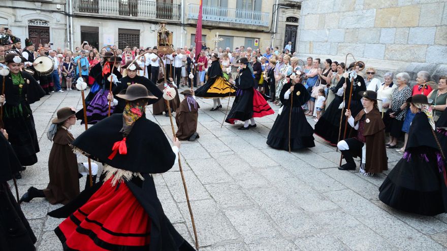 Cangas honra ao seu patrón con procesión e danza