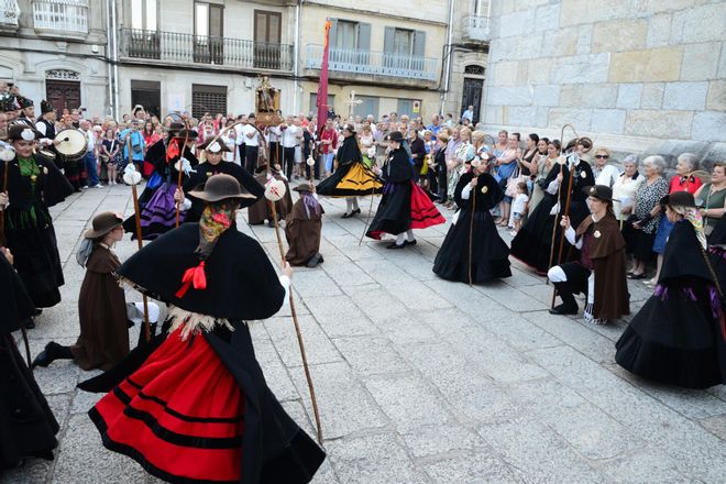 Cangas honra ao seu patrón con procesión e danza