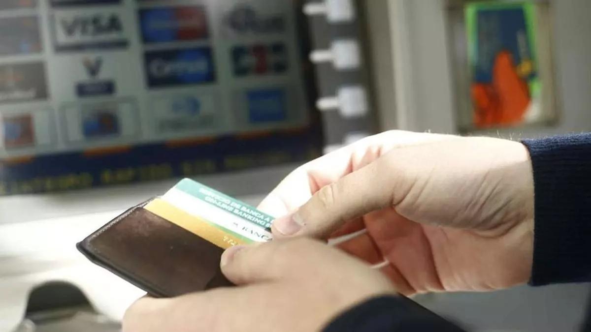 Un ciudadano con una tarjeta bancaria.