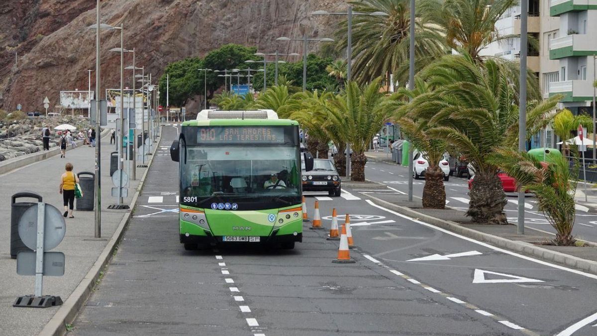 Una guagua de Titsa en San Andrés.