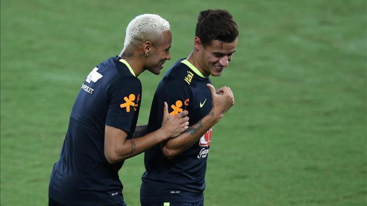 Coutinho, bromeando con Neymar